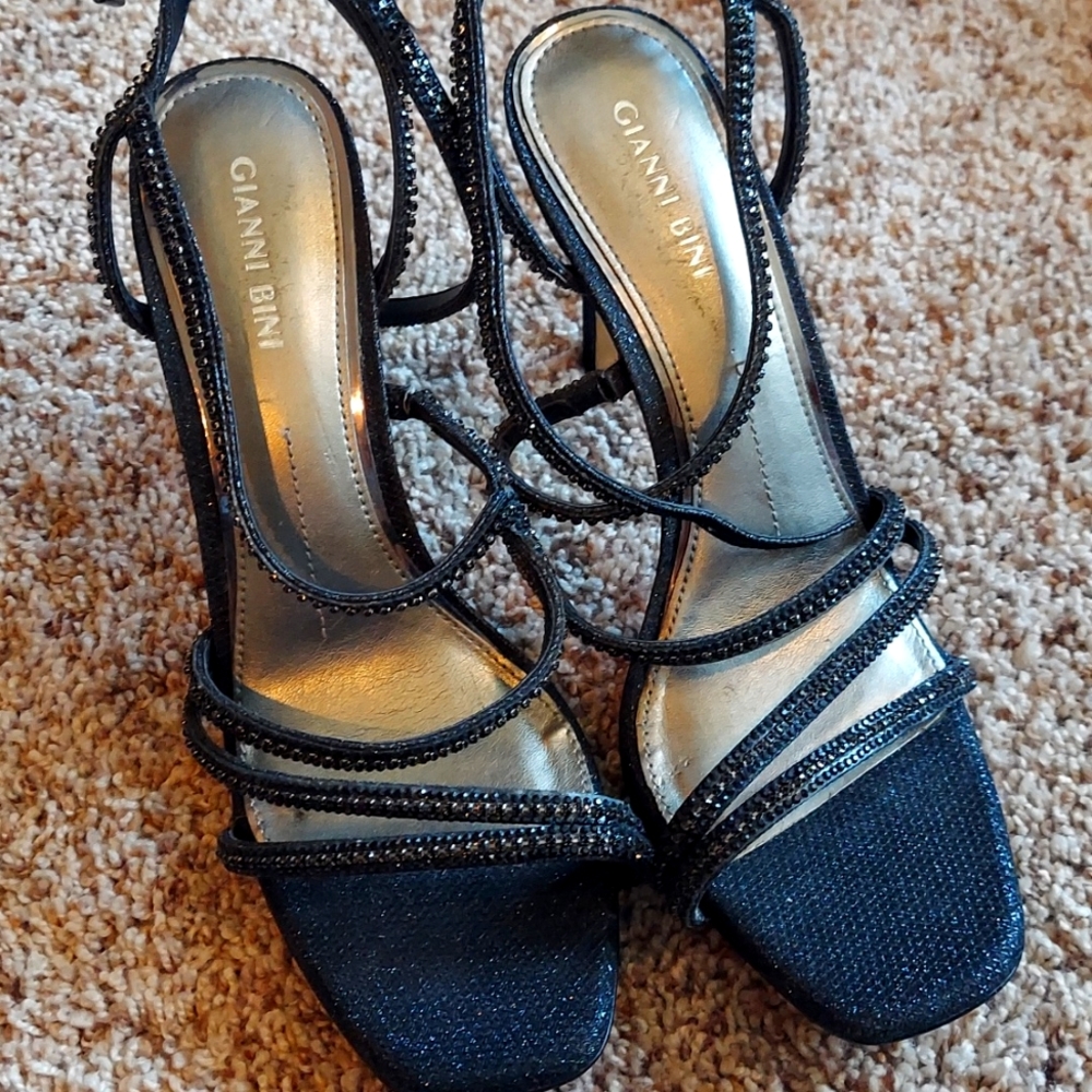 NWT Size 8.5 Gianni Bini black heels